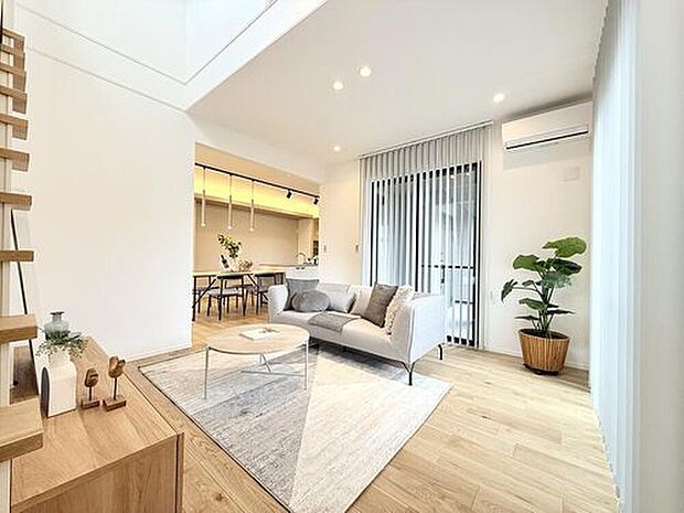 【【現地モデルハウス5号棟　リビング】】自然な採光がたくさん入るよう、窓など開口部をたくさん設けて、明るい空間が演出されます。