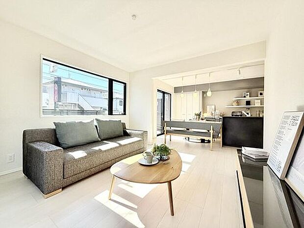 【【現地モデルハウス　リビング】】自然な採光がたくさん入るよう、窓など開口部をたくさん設けて、明るい空間が演出されます。