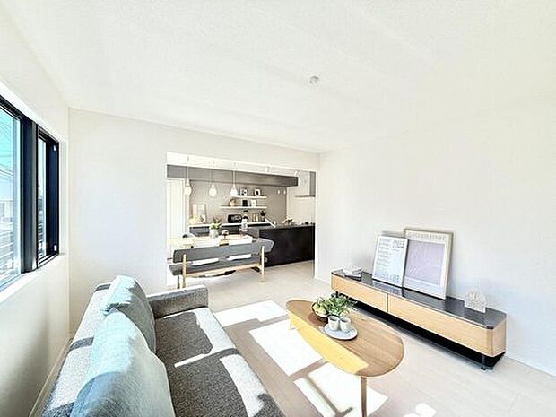 【【現地モデルハウス　LDK】】家族みんなでくつろげるリビングには3～4名様掛けソファーもレイアウトできる広々空間です。