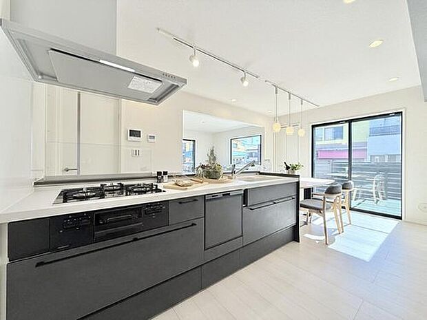 【【現地モデルハウス　キッチン】】ダイニングとキッチンを隣に配置したプランなので、食事をしながら会話が楽しめる新生活が実現します。