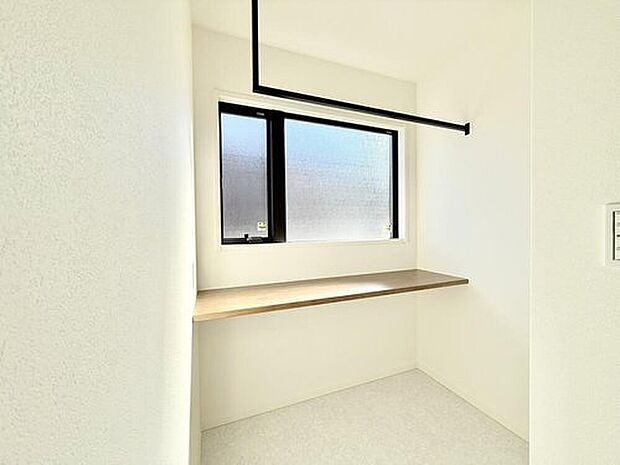 【【モデルハウス1号棟　ランドリールーム】】サニタリールームの横にはランドリールームを併設して、室内で衣類乾燥や衣類収納スペースとして活用できます。
※2025年11月撮影