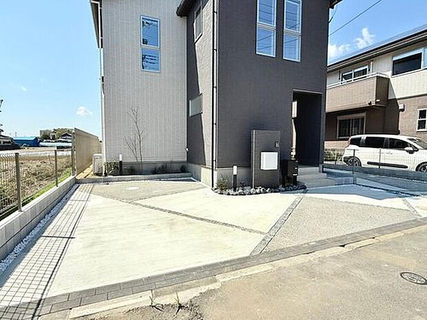 【【モデルハウス5号棟 駐車場】】駐車スペースは全邸2台分を確保しております。車のサイズによって、駐車可能台数が異なりますので、現地で十分ご確認ください。