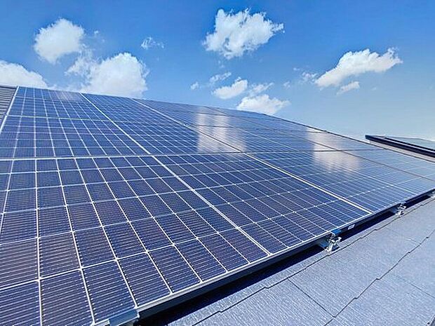 【【太陽光発電システム】】自家発電で電気代を節約! 日中に発電した電気を自宅で使い、余った電力は売電も可能。賢く節約できるエコ設備です。
※一部住戸のみ