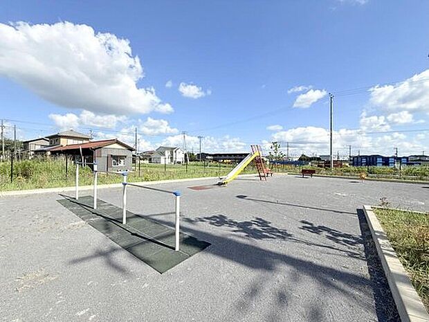 【【分譲地内 公園】】分譲地の出入口付近には公園があります。お散歩や外遊びにぴったりの環境です!