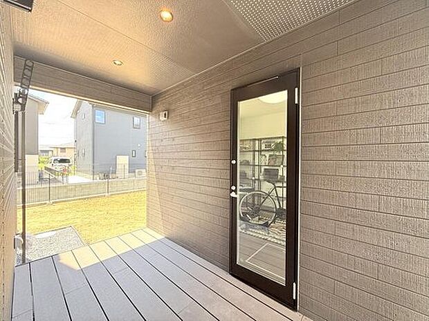 【【現地モデルハウス14号棟 ウッドデッキ】】LDKとハナレを繋ぐウッドデッキを標準設置!物干し金具を設置済みなので、洗濯物を乾かせる場所としても活用できます。