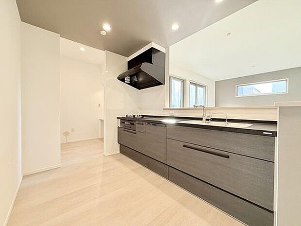 【【33号棟　キッチン】】キッチンとパントリーがつながる家事ラク動線プラン。買い物後の収納や、日々の料理がスムーズになります。