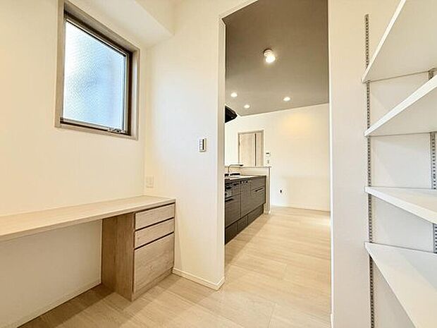 【【33号棟　パントリー】】キッチンから直通の動線となりますので、調理器具や食材の収納に便利です。