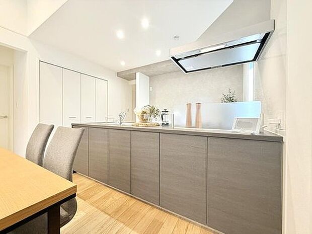 【【モデルハウス15号棟　キッチン】】無駄のないデザインと調理スペースの広さが魅力なフラットキッチンを採用しました。