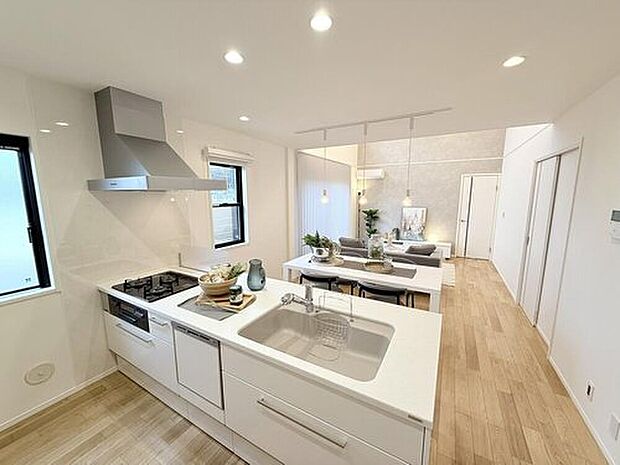 【【モデルハウス　リビング・ダイニング】】南側に窓の多い間取りとなっている事から、明るい住まいを演出することが可能となります。
※販売済みモデルハウス