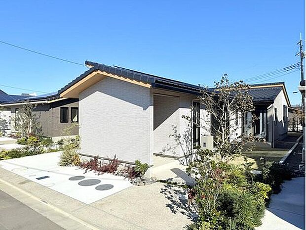 【【モデルハウス15号棟　外観】】陽あたり良好な家具付きモデルハウス販売となっている平屋住宅です。