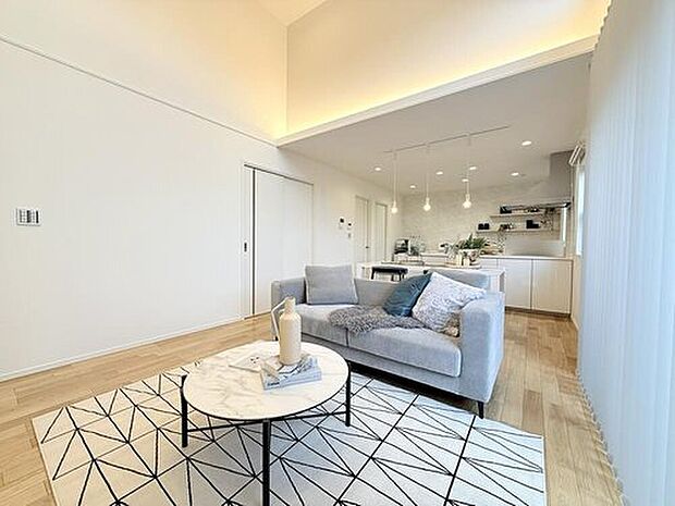 【【モデルハウス　LDK】】LDKの広さは約18帖に加えて、勾配天井で広々空間を演出し、ハイサイドサッシで日当たり確保！
※販売済みモデルハウス