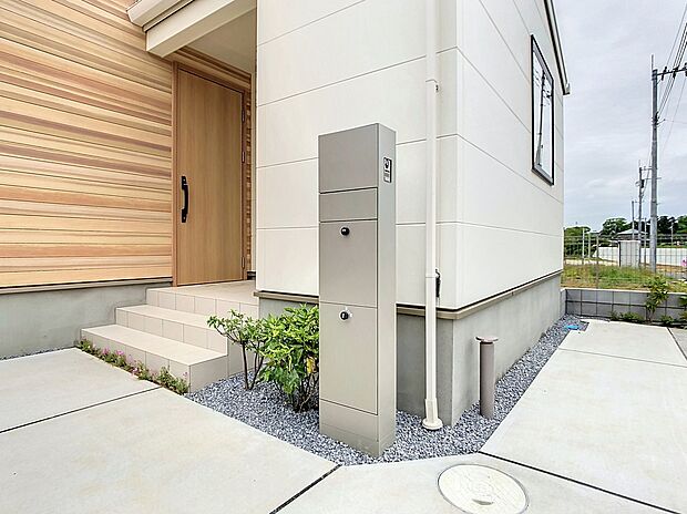 【【機能付き門柱】】全棟に宅配ボックスを完備しております。
※販売済みモデルハウス