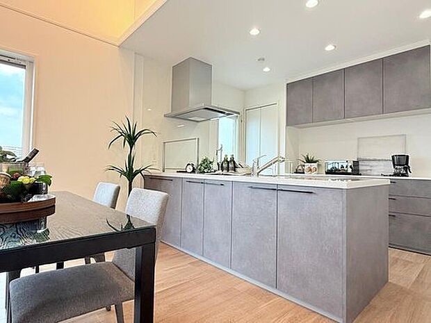 【【モデルハウス　キッチン】】無駄のないデザインと調理スペースが広く、使い勝手の良さが魅力な「フラットキッチン」を採用しました。
※販売済みモデルハウス