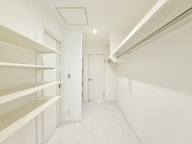 【【モデルハウス3号棟　ウォークインクローゼット】】大型のウォークスルークローゼットは家族みんなで使用できる収納スペースです。