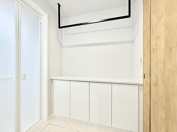 【【現地モデルハウス1号棟 サニタリールーム】】タオルや着替えの収納に役立つサニタリーファニチャーと、室内物干し「kacu(カク)」を標準設置しました。
※2026年1月撮影