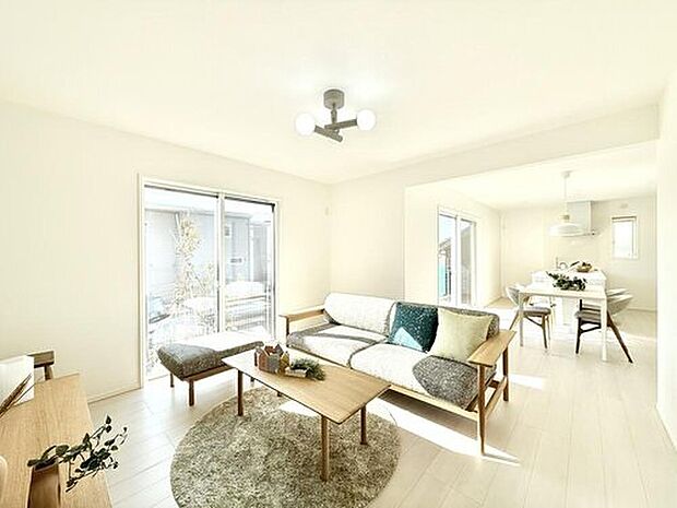 【【現地モデルハウス1号棟 リビング】】自然な採光がたくさん入るよう、窓など開口部をたくさん設けて、明るい空間が演出されます。
※2026年1月撮影