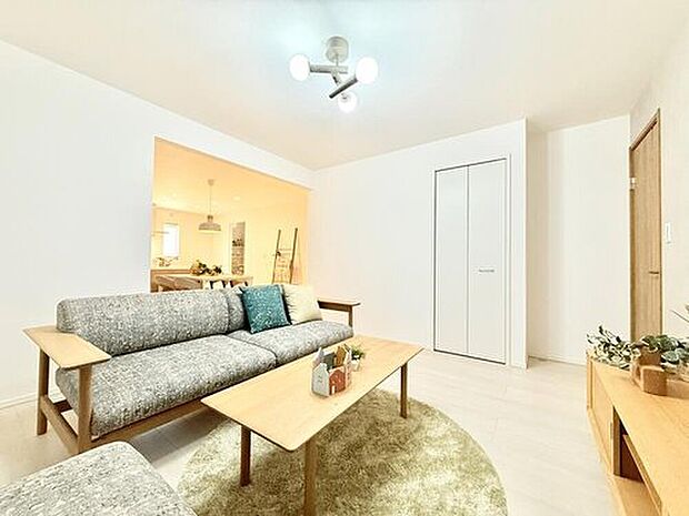 【【現地モデルハウス1号棟 リビング】】収納スペースも確保されたリビングは、居住空間を最大限ご利用できる無駄のない空間です。
※2026年1月撮影