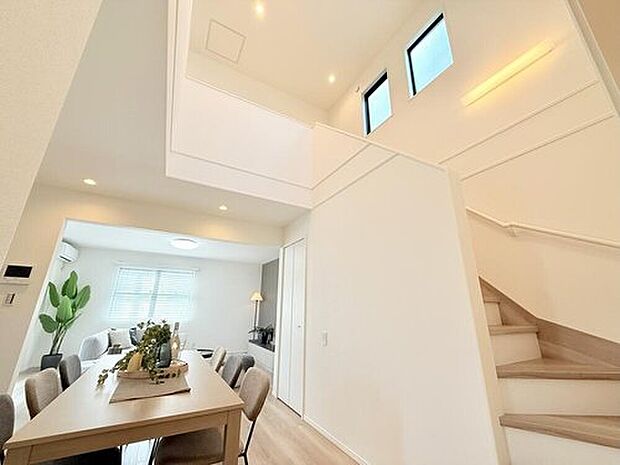 【【モデルハウス3号棟 吹き抜けダイニング】】ダイニング上部の吹抜けは開放感抜群!サッシからの光がLDKを優しく照らします。
※2025年10月撮影