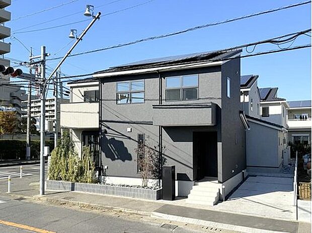 【【現地外観】】外観はシンプルモダンデザインを採用し、周辺との調和を図りつつ、タイル外壁の重厚感も兼ね備えました。
※2025年11月撮影