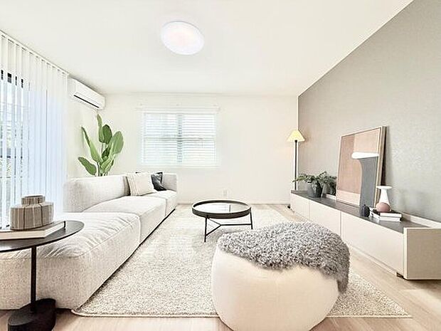 【【モデルハウス3号棟 リビング】】自然な採光がたくさん入るよう、窓など開口部をたくさん設けて、明るい空間が演出されます。
※2025年10月撮影