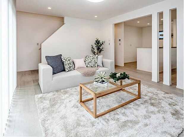 【モデルハウス14号棟　リビング】
リビング階段プランは家族の外出や帰宅が分かりやすく、リビングに居るだけでコミュニケーションが図れる場となります。
※2025年4月撮影