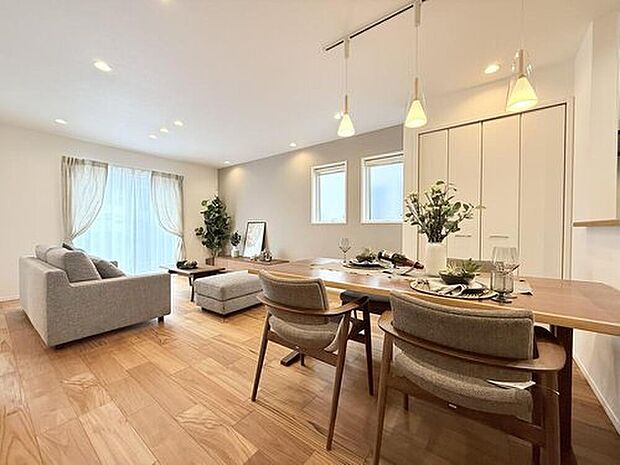 【モデルハウス8号棟　LDK】
余計な壁を設けず、リビングからキッチンまで目線が届く開放的な空間です。
※2025年10月撮影