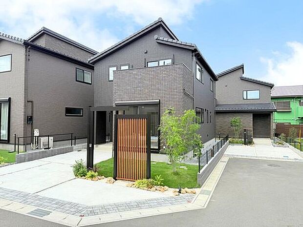 【【最終期　モデルハウス　7号棟】】外壁に「タイル」を採用。
キズや汚れにも強く、サイディングの場合につきコケなどもつきません。
メンテナンスコストも大幅に削減する事が可能です。
※2025年10月撮影