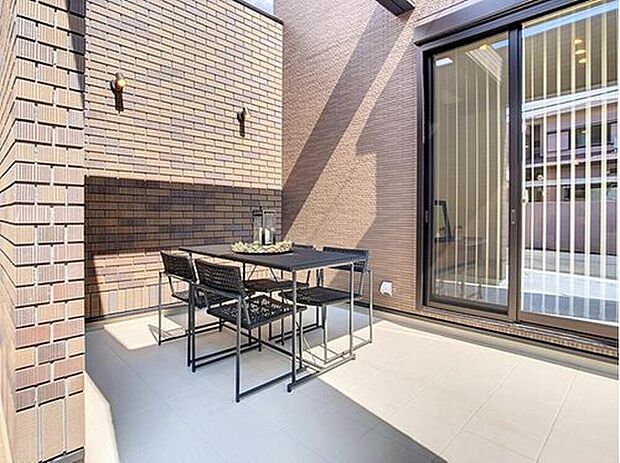 【【当社施工モデルハウス　テラス】】一部の住戸で採用されるテラスは、セカンドリビングとして休日の憩いの場となります。
※画像は当社施工例のため実際とは異なります