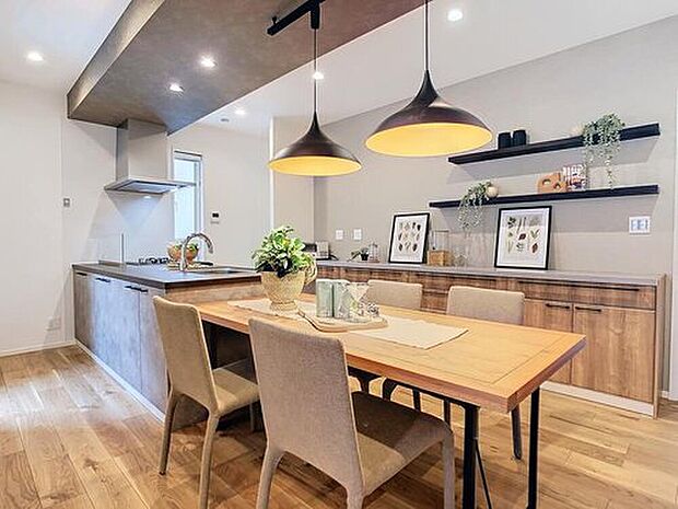 【【当社施工モデルハウス　ダイニングキッチン】】ダイニングとキッチンを隣に配置したプランなので、食事をしながら会話が楽しめる新生活が実現します。
※画像は当社施工例のため実際とは異なります