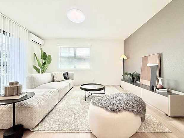 【【当社施工モデルハウス　リビング】】自然な採光がたくさん入るよう、窓など開口部をたくさん設けて、明るい空間が演出されます。
※画像は当社施工例例のため実際とは異なります