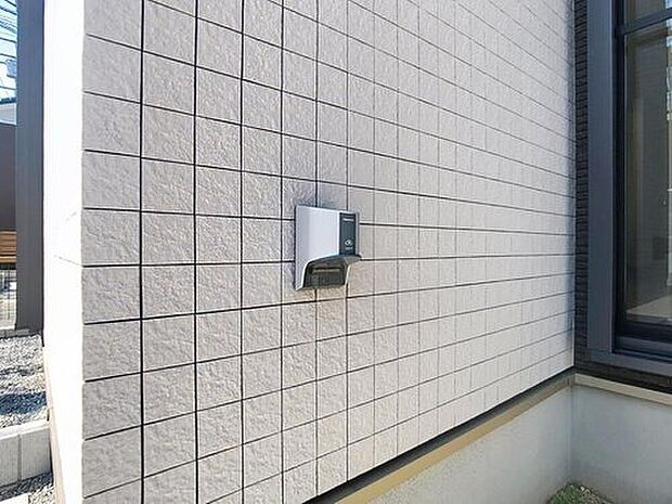 【【当社施工モデルハウス　EVコンセント】】自宅の駐車場で簡単に充電できる便利な設備！電気自動車の普及が進むこれからの未来に向けた設備となります。
※画像は当社施工例のため実際とは異なります