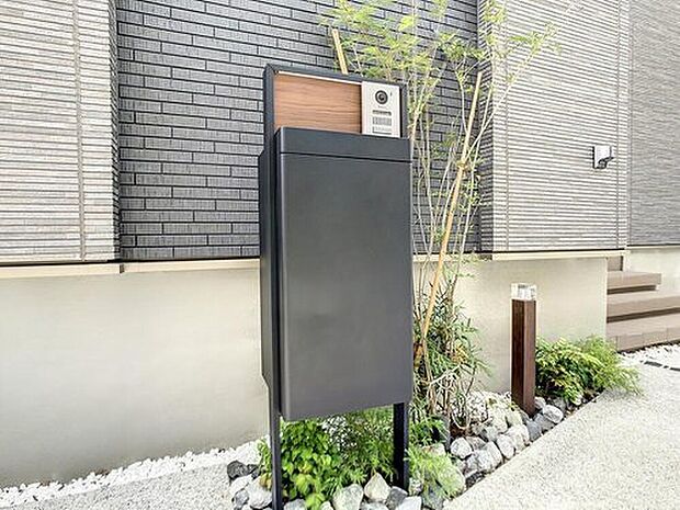 【【宅配ボックス】】共働きご家族には嬉しい設備♪オンラインショッピングが急増している中、安全で便利な受け取りができる便益的なソリューション。