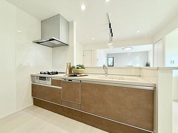 【【モデルハウス2号棟　キッチン】】食器洗浄乾燥機を内蔵して、家事ラク設備を採用したシステムキッチンです。
※2025年11月撮影