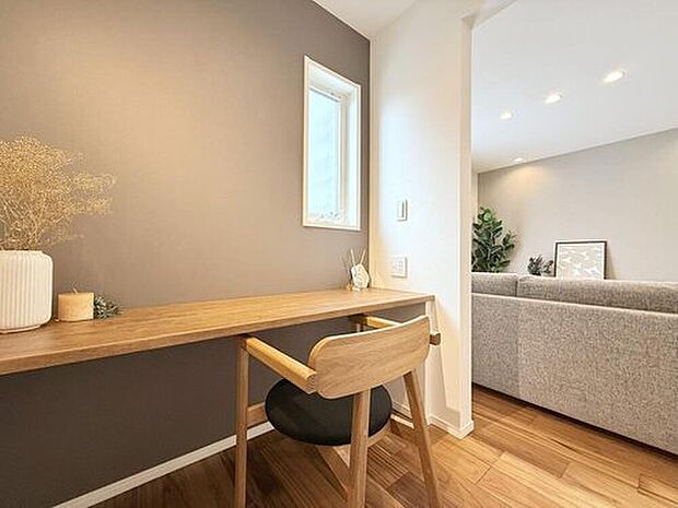 【【モデルハウス8号棟　ワークスペース】】リビング横に設けたワークスペースでは、リモートワークや子どものスタディコーナーとして利用できます。
※2025年10月撮影