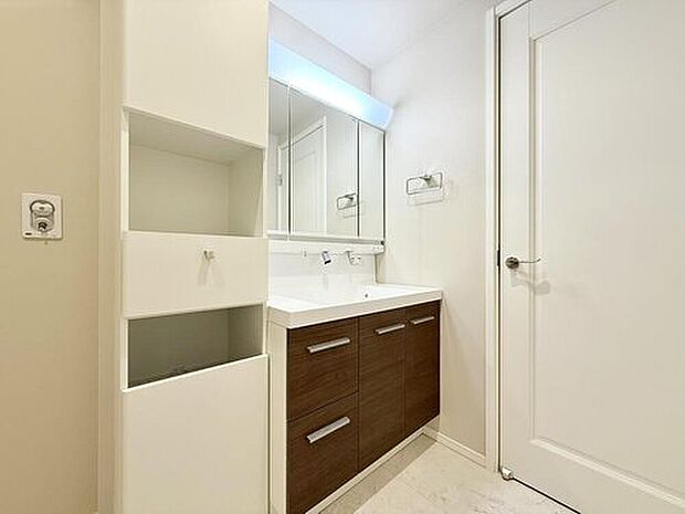【【モデルハウス8号棟　サニタリールーム】】タオルや着替えの収納に便利な当社オリジナル収納棚を備えたサニタリールームです。
※2025年10月撮影