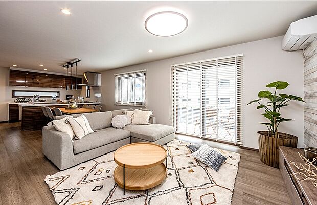 【モデルハウス　LDK】余計な壁を設けず、リビングからキッチンまで目線が届く開放的な空間です。
※販売済みモデルハウス画像