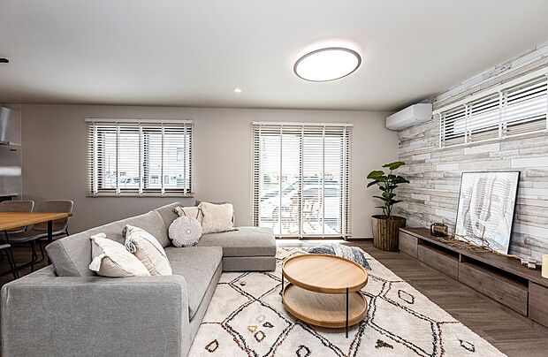 【モデルハウス　リビング】リビングは開放的なワンルーム設計。キッチンからは全てが見渡せ、家事をしながらお子様の動きを見守れます。
※販売済みモデルハウス画像