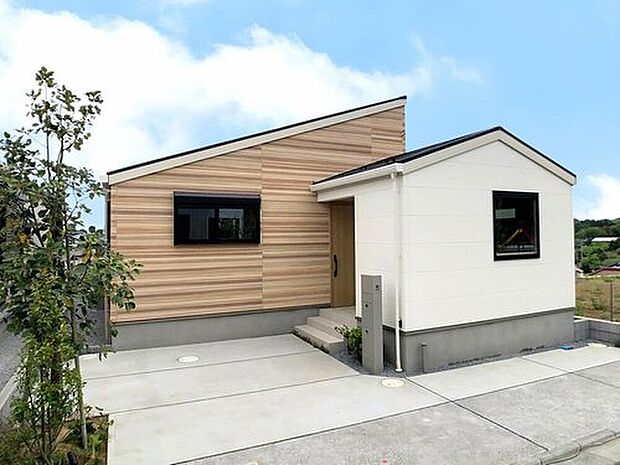 【モデルハウス58号棟 外観写真】
平屋には木目の外壁を使用!
見晴らしの良い高台にぴったりのデザインで、あたたかさのある街並みです!
※2025年6月撮影