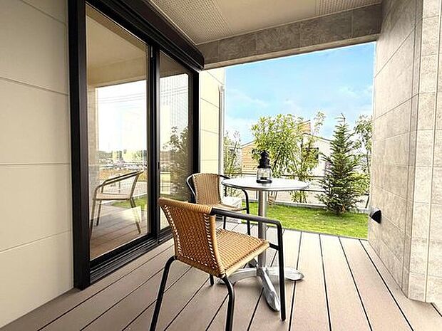 【【現地モデルハウス テラス】】テラス付き住戸があります!
外の開放感と内の安心感を両立した、落ち着きのある屋外スペースです。
※2025年6月撮影