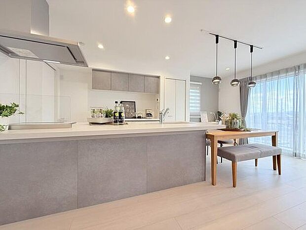 【【当社施工モデルハウス　ダイニングキッチン】】ダイニングとキッチンを隣に配置したプランなので、食事をしながら会話が楽しめる新生活が実現します。
※画像は当社施工例のため実際とは異なります