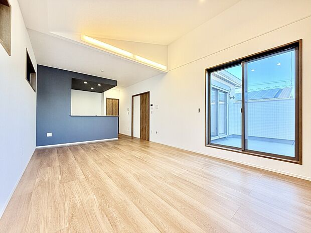 【32号棟　LDK】
陽当たり抜群のLDK。勾配天井で開放感があり、家族がゆったり過ごせる空間です。