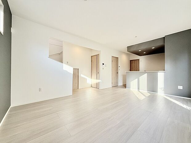 【33号棟　LDK】
LDKとパントリー・洗面室がつながるプラン。買い物後の収納や、身支度がスムーズな動線計画です。