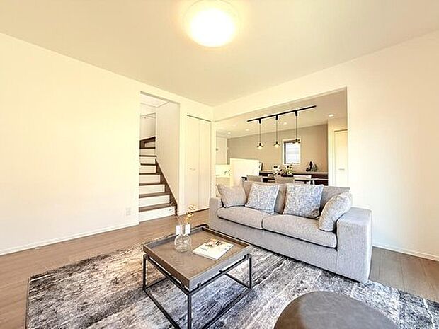 【現地モデルハウス7号棟　LDK】
リビングとダイニングは一体感を維持して、1日中家族との会話が絶えない空間が生まれます。
※2025年8月撮影