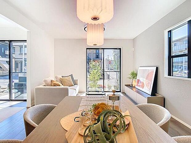 【モデルハウス　ダイニング】
料理をしながらでも家族と会話が弾む、居心地の良いダイニングキッチン。
※2025年5月撮影
※販売済モデルハウス