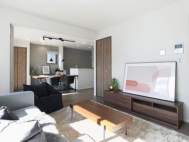 【モデルハウス リビング】
ゆったりとした空間で、家族全員がリラックスしながら過ごせるリビングです。
※2025年2月撮影
※画像は販売済み住戸です