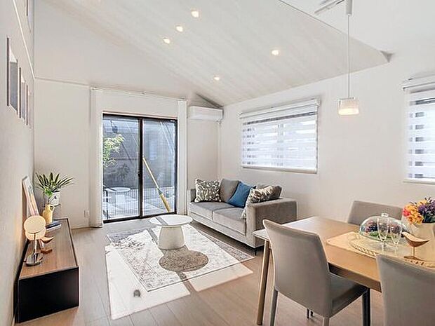 【当社施工モデルハウス リビング】
自然な採光がたくさん入るよう、窓など開口部をたくさん設けて、明るい空間が演出されます。
※画像は当社施工例例のため実際とは異なります