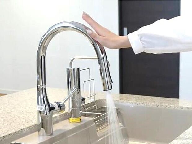 【【タッチレス水栓】】センサーに手をかざすと、レバー（蛇口）に触れることなく、自動で吐水・止水できます。
汚れた手でレバーを触らなくていいので、レバーが汚れません。また、菌も付きにくく、清潔です♪

