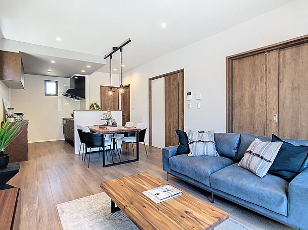 【現地モデルハウス】【リビング】約16.6帖のリビングは南向きに道路が面しているため日当たり抜群です。冬は床暖房搭載で家族の安らぎ空間になります！
※販売済モデルハウス