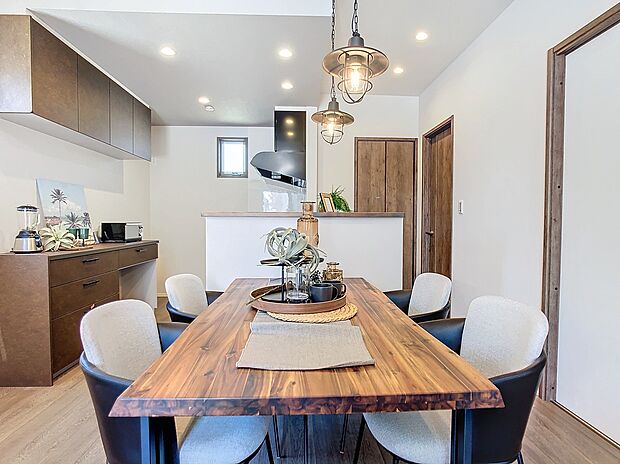 【現地モデルハウス】【ダイニング】キッチンとダイニングの横並びのプランを採用。家族とのコミュ二ケーションも取れ、家事動線にも優れています。
※販売済モデルハウス