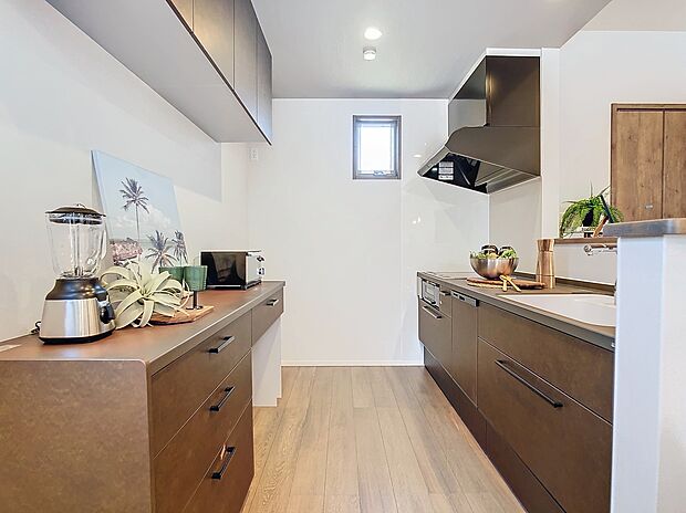 【現地モデルハウス】【キッチン】IHキッチンを採用。モデルハウスはカップボードもご準備してるので収納力も抜群です。
※販売済モデルハウス